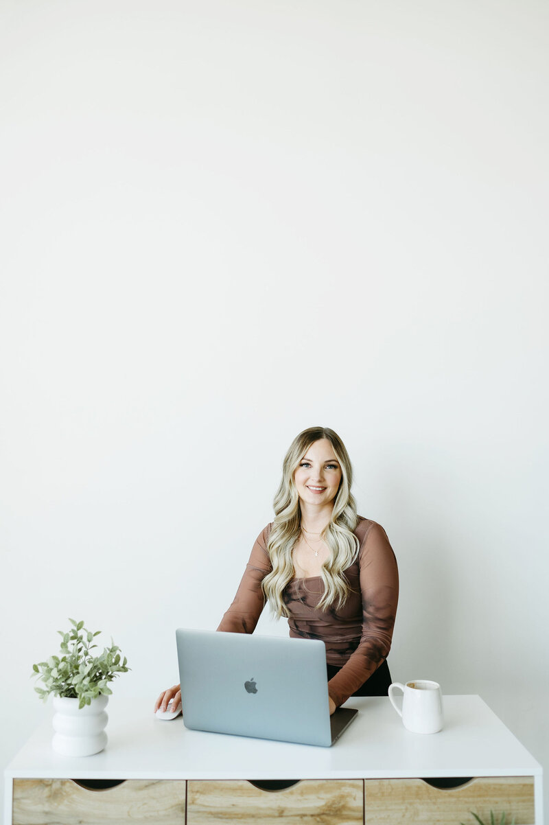 HoneyBook Pro Karly Whitaker preparing for a HoneyBook setup service with a client.