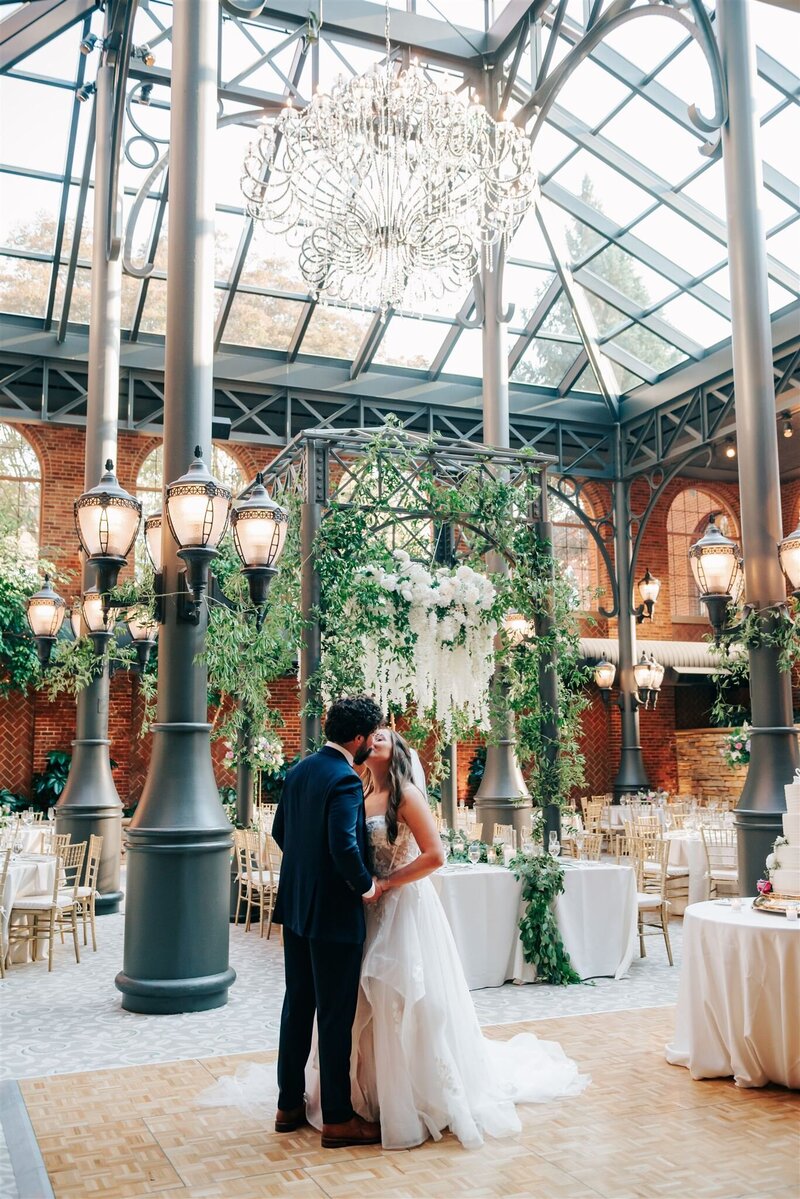 MICHIGAN-WEDDING-PHOTOGRAPHER-CAPTURED-BY-KELSEY-SAINT-JOHNS-RESORT-ACD-138_websize