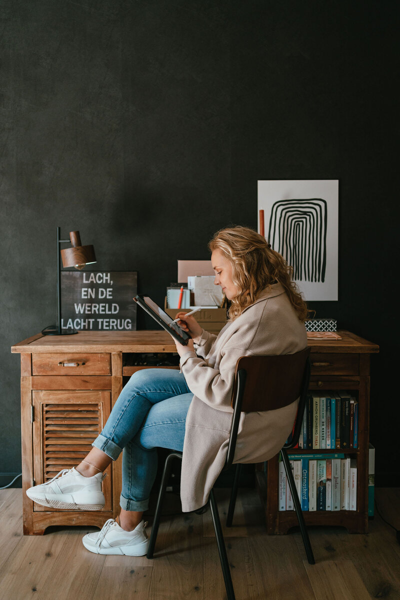 Marith werkt aan een trouwkaart ontwerp op maat