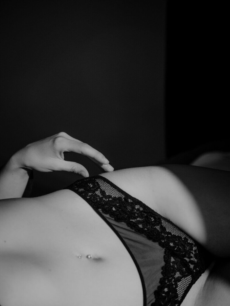 Frau in femininer Unterwäsche, zeitlose Boudoir-Aufnahme in Schwarz-Weiß