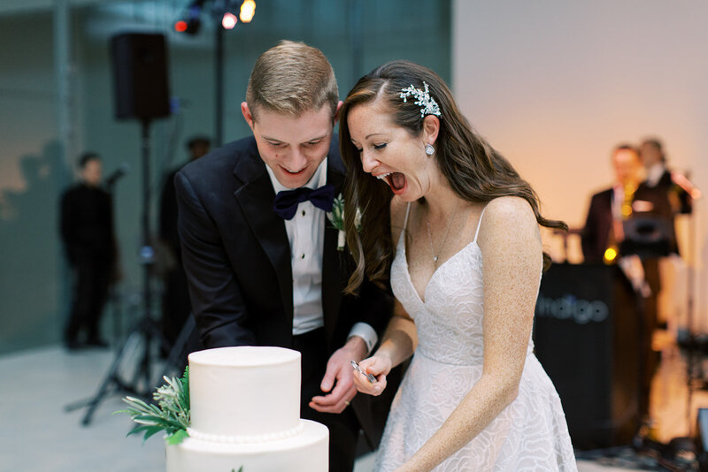 31-Venue-Six10-Wedding-cake-cutting