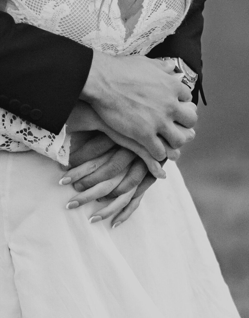 Faroe Islands elopement photography – intimate black and white kiss, by Kollar Photography.