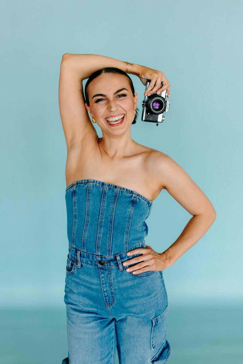 A tulsa wedding photographer with her camera.