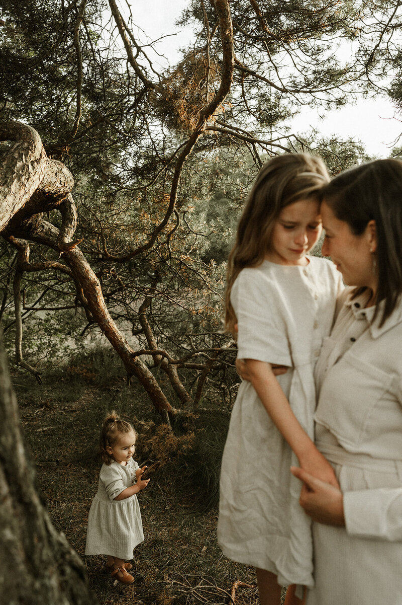 Gezinsfotografie in Nijlen tijdens golden hour – pure, spontane momenten vastgelegd in de heide.