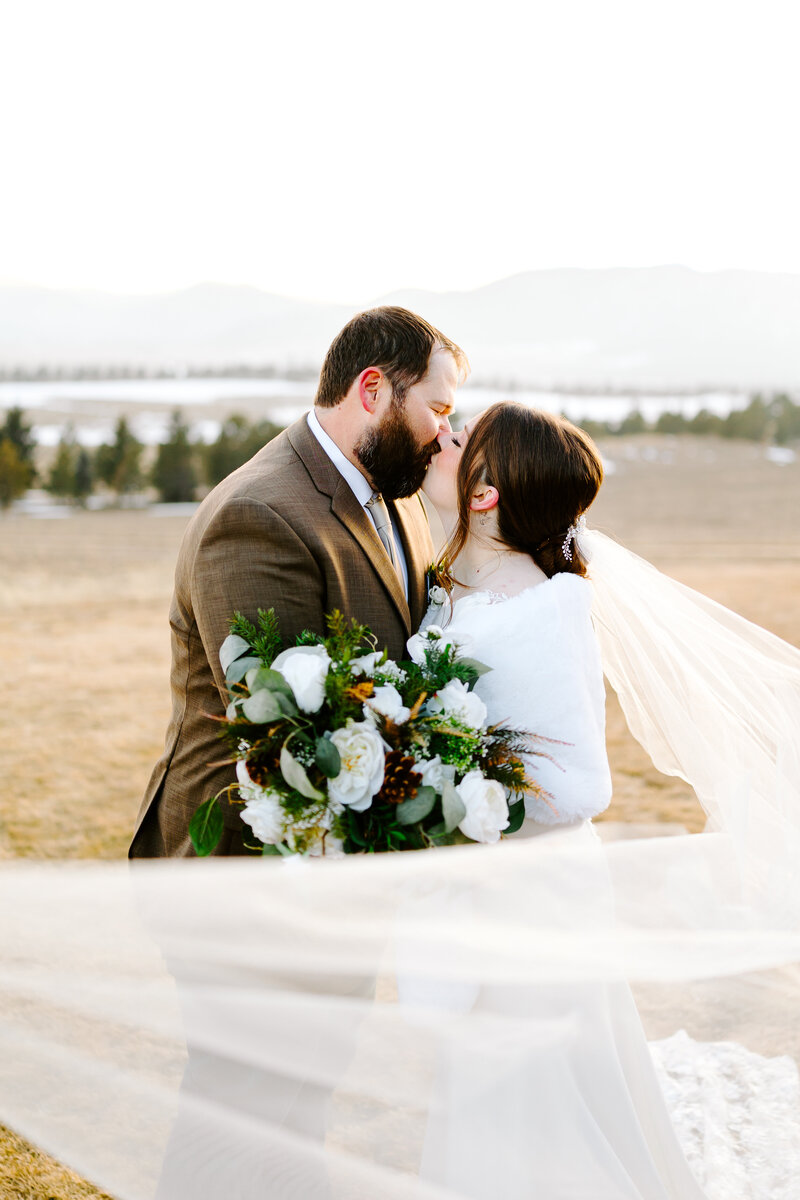 This winter wedding in the Colorado mountains featured cozy cabin details, emerald green accents, snow-covered portraits, and romantic lodge vibes. A perfect blend of rustic charm and elegant style — ideal inspiration for couples planning a winter wedding in Colorado.