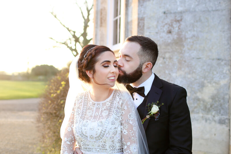 couple-kissing-at-luxury-wedding-in-london