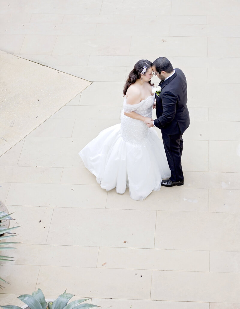 la cantera resort and spa-bride and groom pose-robin rogers photography