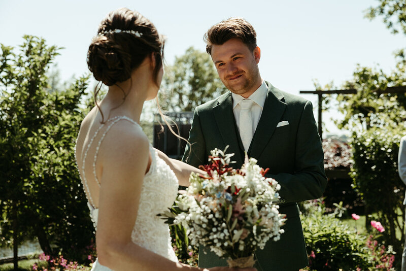 Spontane trouwfotografie door: Get framed photography festival bruiloft op eigen terrein Dana kiks weddingplanner