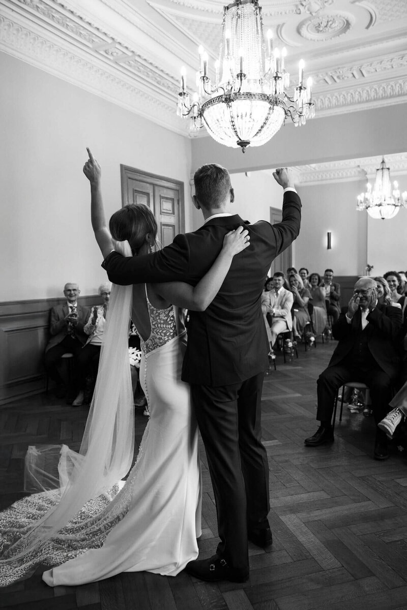 Bruidspaar op ceremonie bruiloft door Linda Photography - trouwfotograaf in Nederland