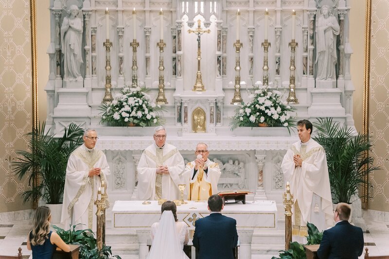 Detroit-Catholic-Wedding-Photos-at-The-Colony-Club-by-Detroit-Michigan-Catholic-Wedding-Photographer-_0021