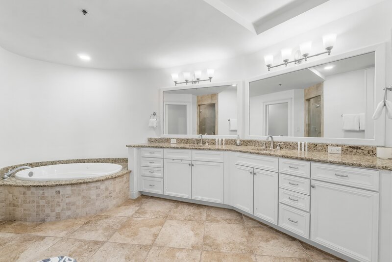 8-web-or-mls-118 Carillon Market St 102-15