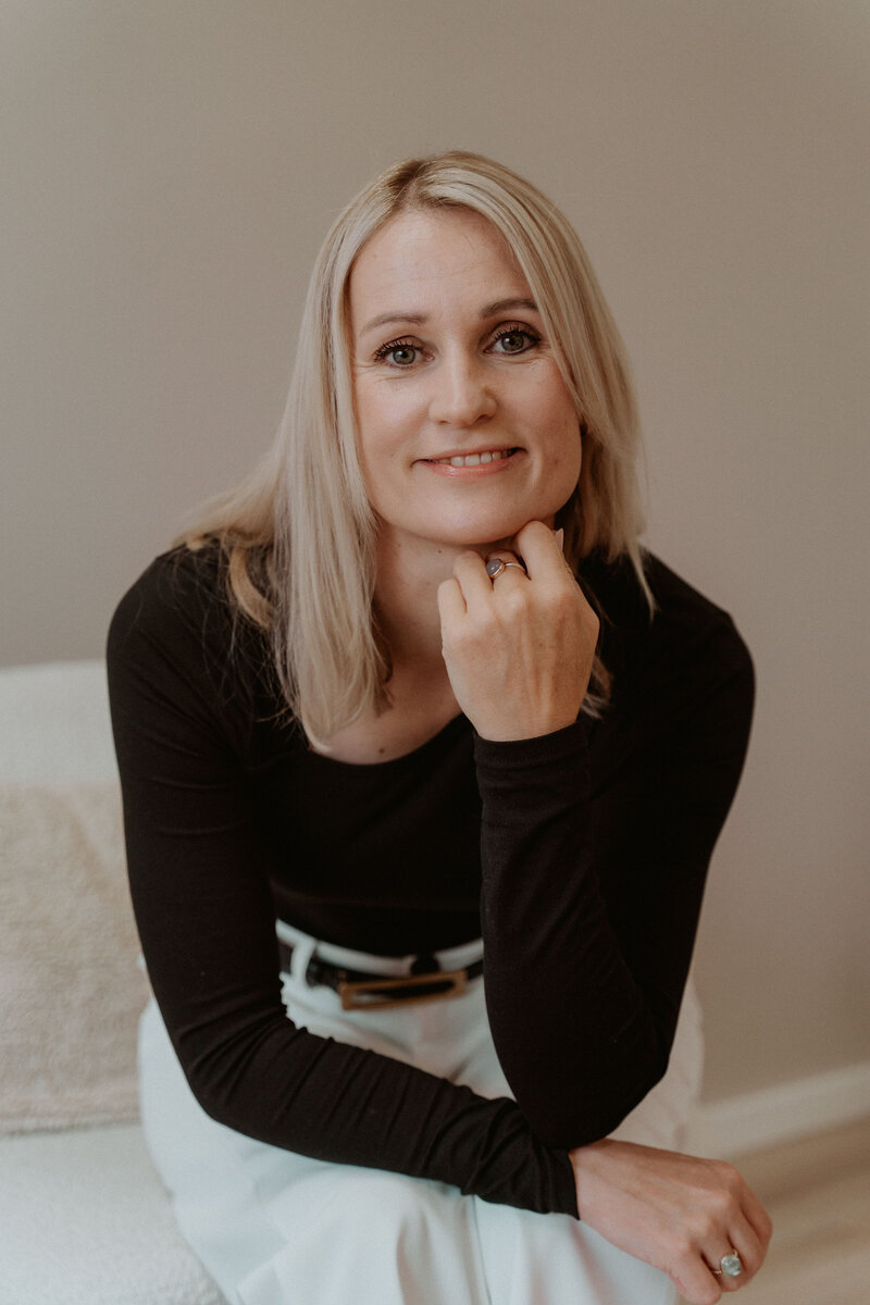 Hoi, ik ben Priscilla
Voel je welkom.
In mijn praktijk in Harderwijk begeleid ik vrouwen die verlangen naar rust, verbinding en diepgang.
Ik help je vertragen, voelen en thuiskomen bij jezelf — via coaching, paardencoaching, wandelcoaching, soundhealing en vrouwencirkels.

Mijn sessies zijn lichaamsgericht, intuïtief en zacht van aard.
Geen snelle oplossingen, maar een diepe reis naar jouw natuurlijke kracht.

Ben je op zoek naar coaching in Harderwijk, een vrouwencirkel waarin je écht mag landen, of wil je de helende werking van soundhealing ervaren?
Je bent van harte welkom.