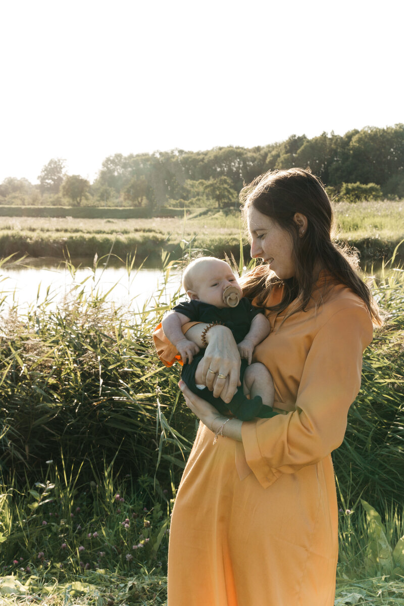 Newbornfotoshoot buiten op heide