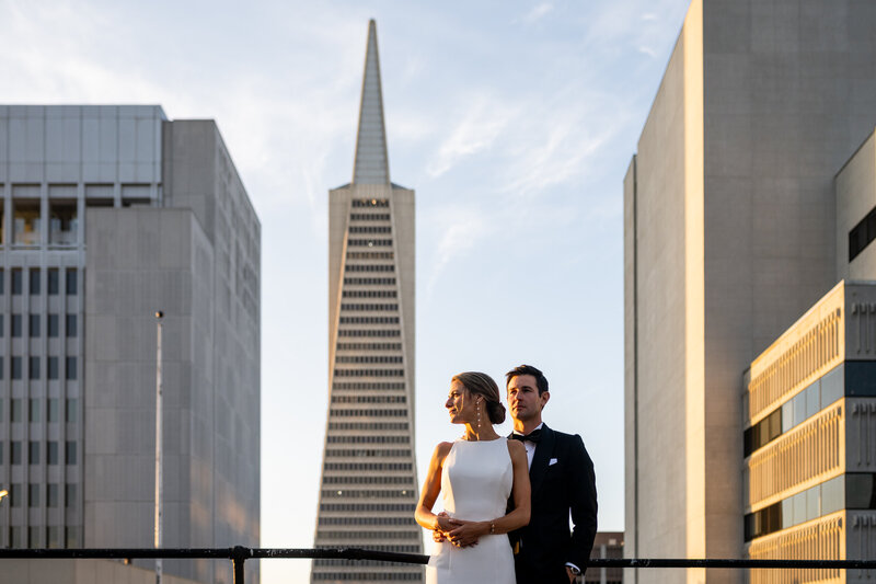 Professional wedding photographer San Francisco captures urban elegance with Transamerica building and city views