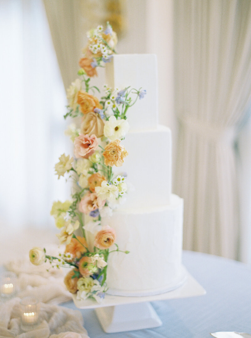 Indiana_Michigan_Wedding Planner_Hotel Carmichael_Carmel Indiana_Wedding Day Editorial_The Wedding Cake_Wedding Decor_Reception