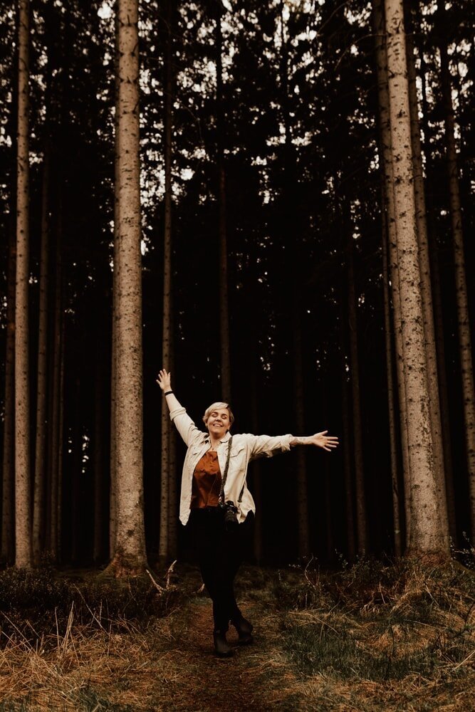 wedding photographer linnsej photography holding arms out smiling in halmstad