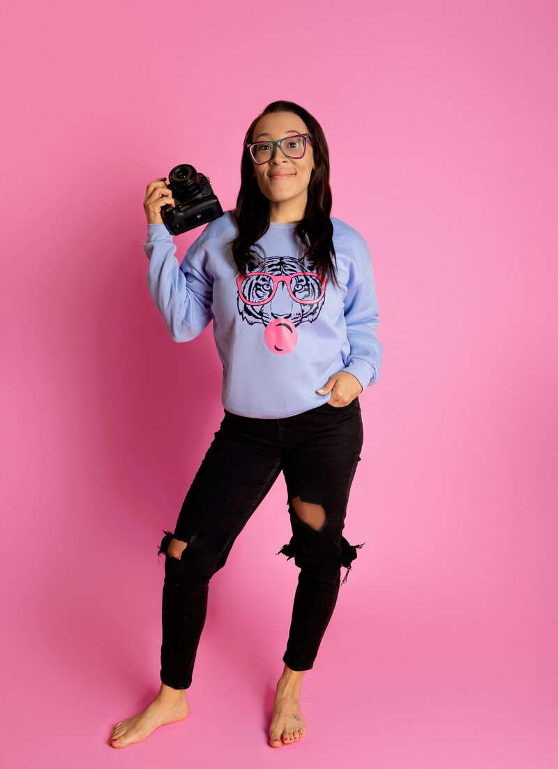 women holding camera during photoshoot with franklin photographer 