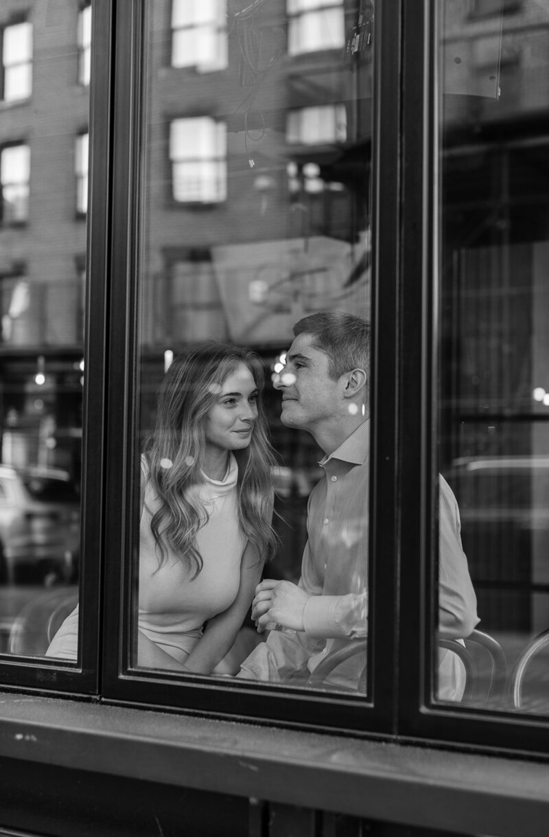 couple-having-drinks-nyc-bar