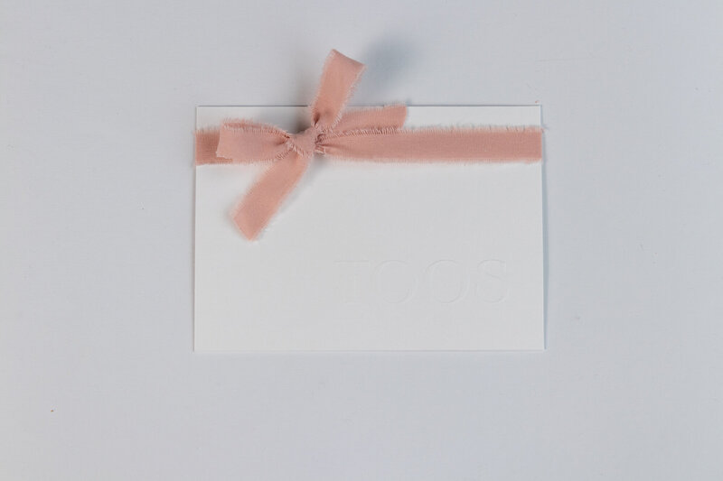Geboortekaartje-Toos-met-preeg-en-roze-strik