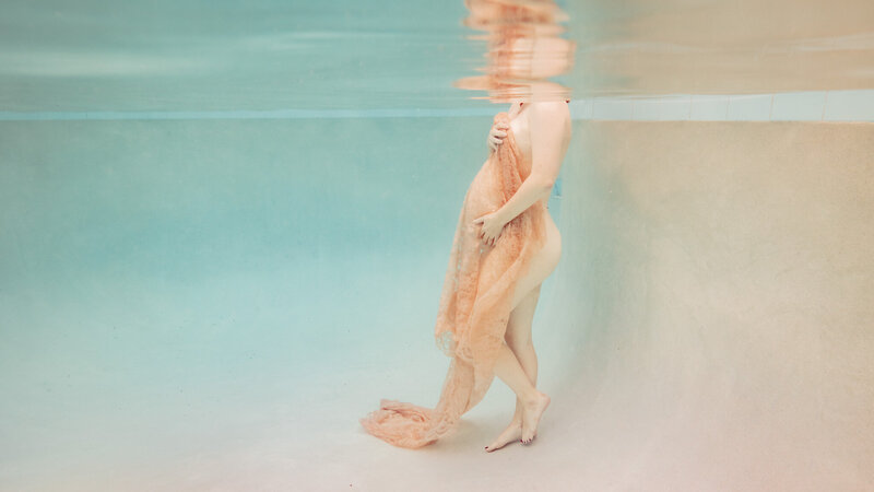 creative pregnancy photoshoot in water