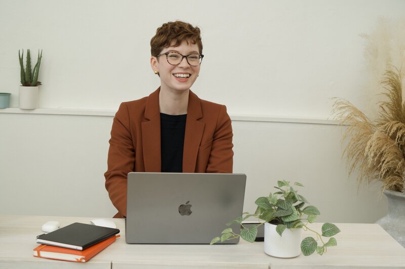 Ashley Laabs leading a virtual workshop about LinkedIn thought leadership content