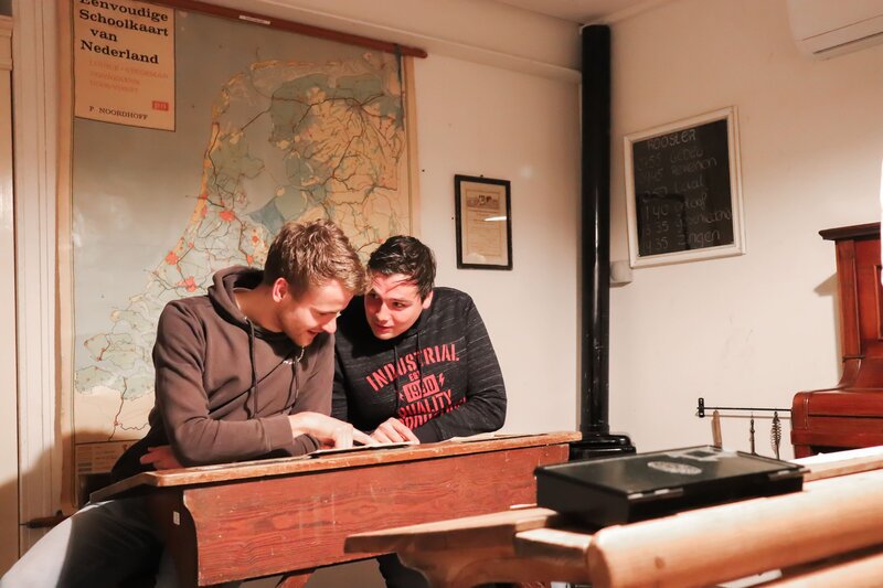 Overleg tijdens het spelen van de escape room