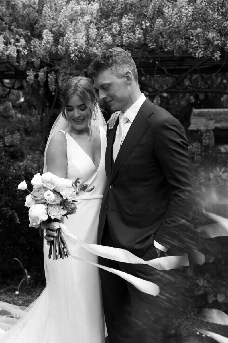 Zwart-wit foto van bruidspaar op dag van bruiloft door trouwfotograaf Linda Photography