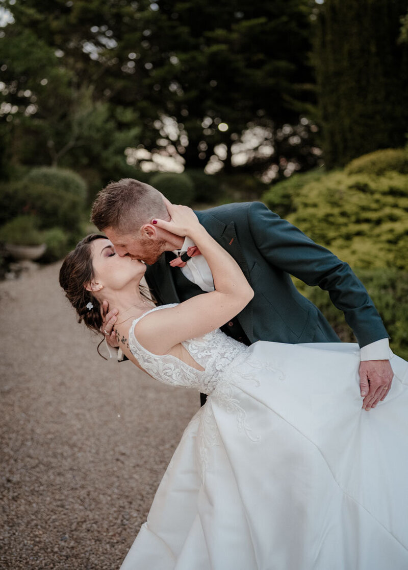 “Photographe et vidéaste de mariage au Domaine des Hauts de Manse en Indre-et-Loire – photo du jour J illustrant un témoignage de couple heureux après leur cérémonie laïque