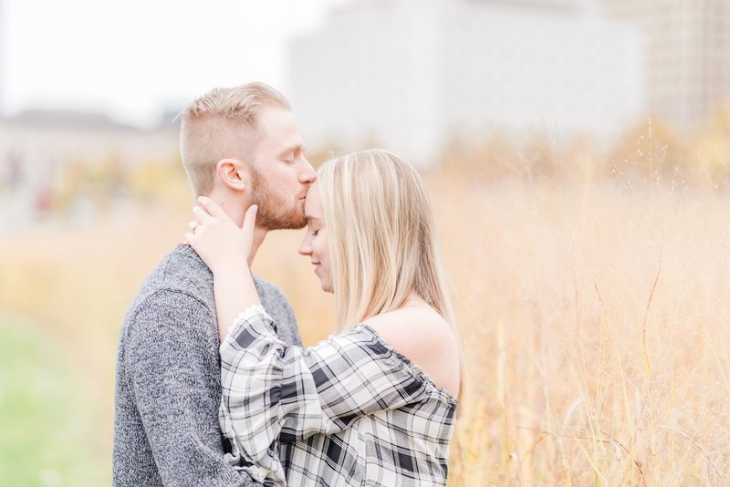 downtown-columbus-ohio-fall-engagement-photos-at-the-scioto-mile_1125
