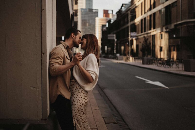 romantische en spontane loveshoot stad - for love we live trouwfotografie