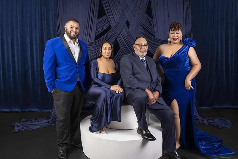 LaTonya Smothers poses for family portrait session