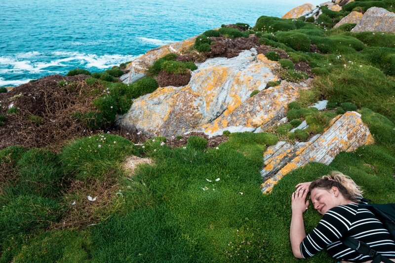 castle-head-femme-heureuse-nature-herbe-verte-ocean-atlantique