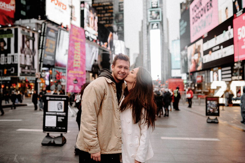 couple kissing in times square New York