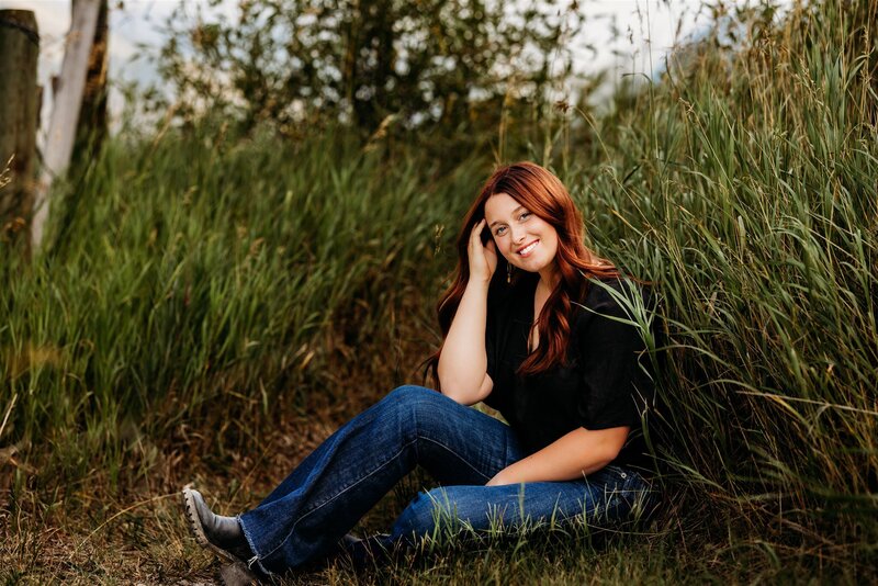 Senior pictures in a feild