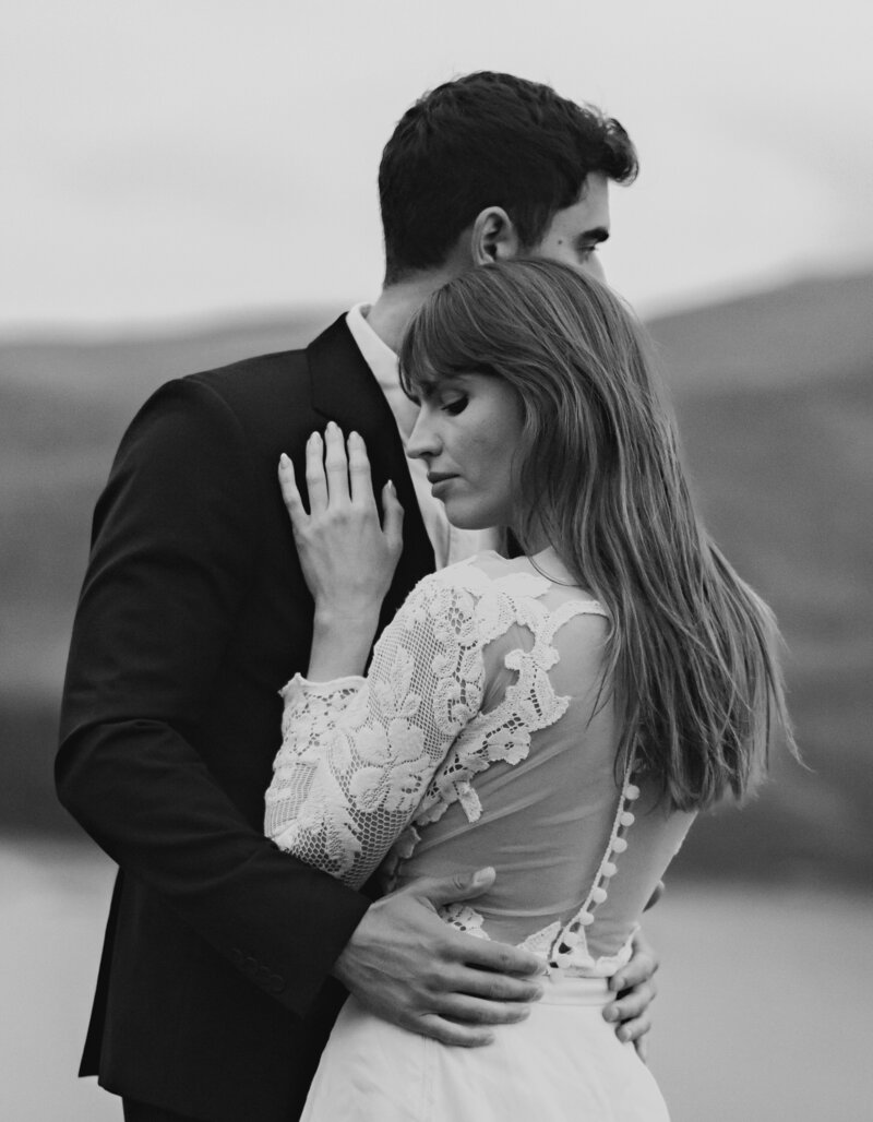 Faroe Islands elopement photography – intimate black and white kiss, by Kollar Photography.