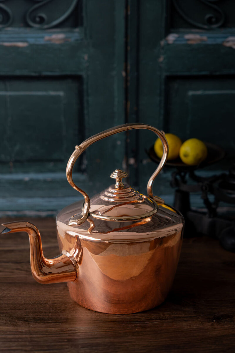 Round kettle with brass handle(1)