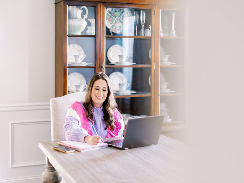 KRPhoto2025_ClutterFreeChickadeeBrand007