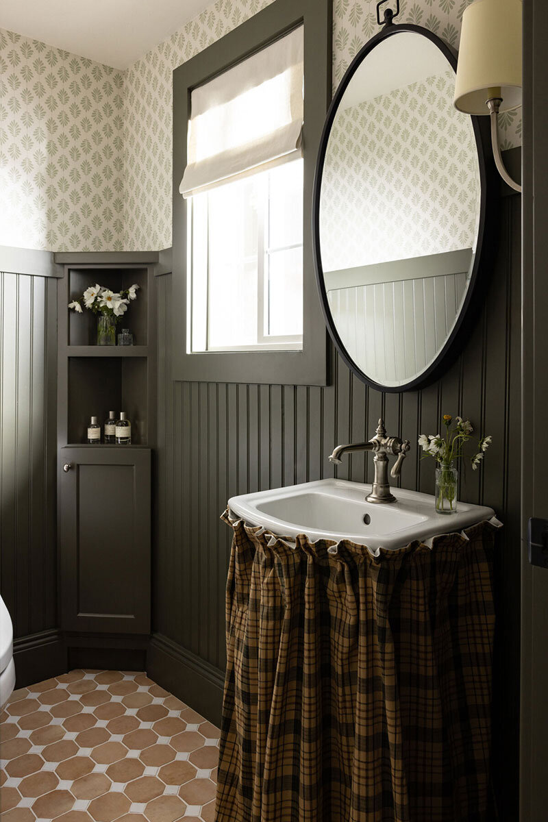 Romantic bathroom with textured and patterned wallpapers, finishes and soft, timeless colors
