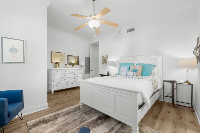11-web-or-mls-118 Carillon Market St 102-18