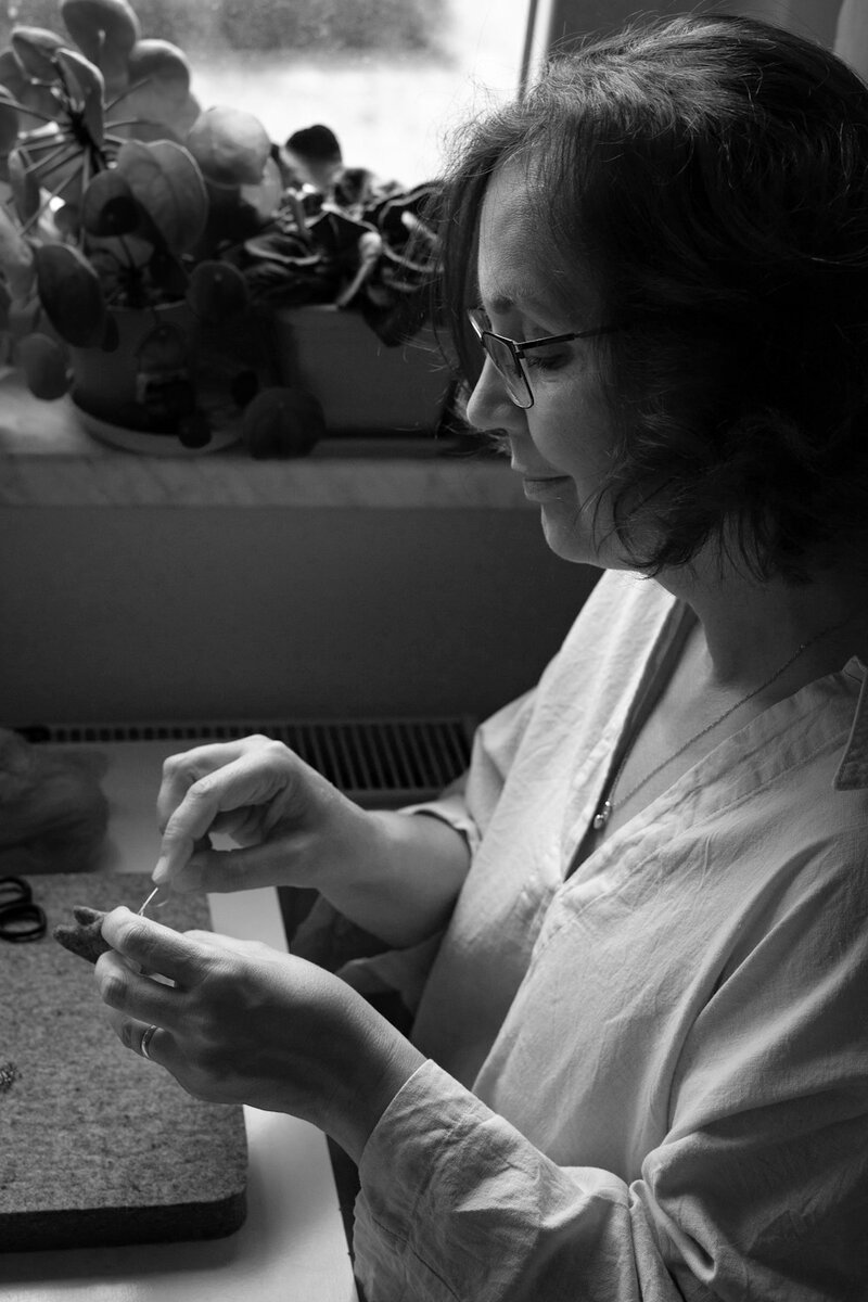 fotografie autorky broží a majitelky značky Bird on Birch zachycující proces plstění jehlou
