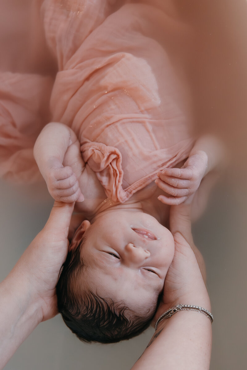 séance photo bain enveloppé nouveau né thonon les bains - soin bain enveloppé bébé thonon - vanessa amiot