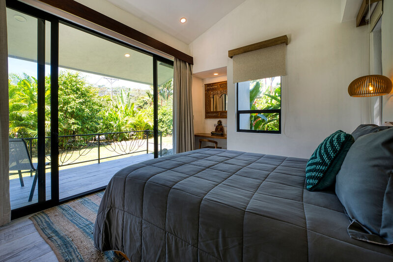Luxury Queen suites - Queen bed private bathroom - deck -- Synergy (5)