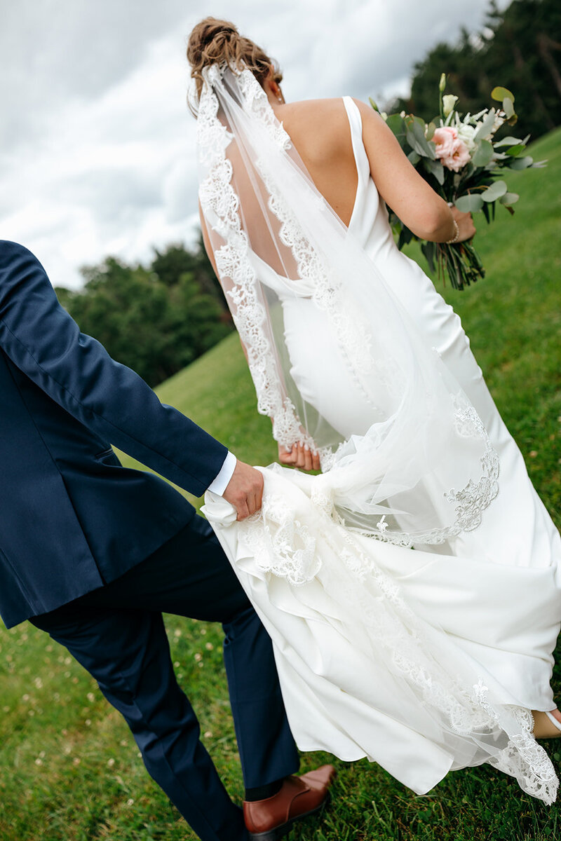 Modern wedding portraits with natural light and emotion

