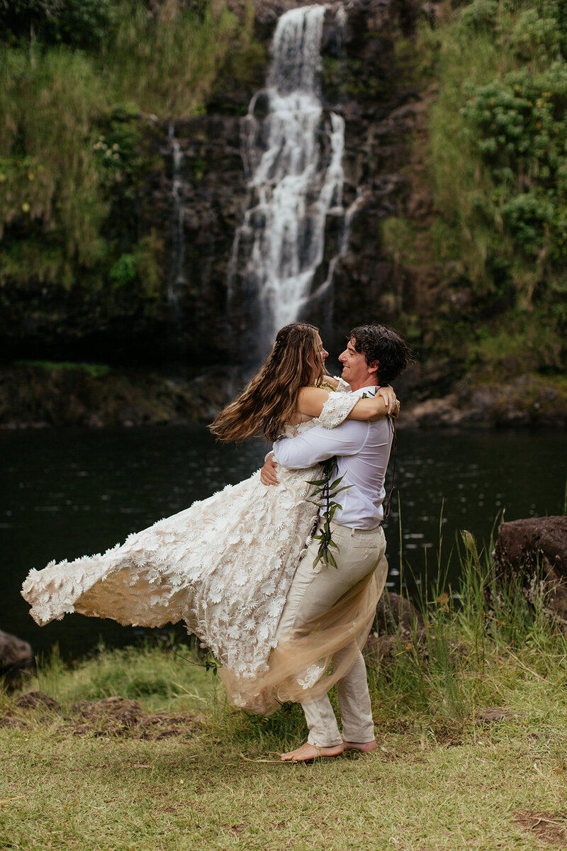 How to elope and plan your elopement in Hawaii. Best tips, where to elope, and more.