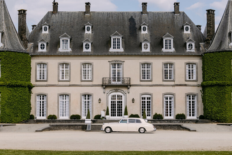 romantische trouw met oldtimer in een kasteel in Chateau De La Hulpe terhulpen. Met bridgerton thema