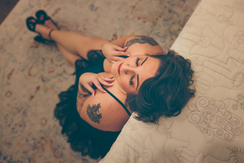 savannah-boudoir-40-over-40-portrait-on-floor-01