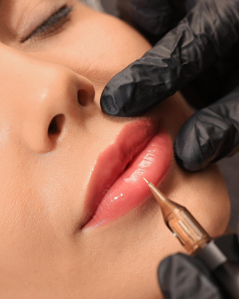 Maquillage permanent d'une bouche d'une femme