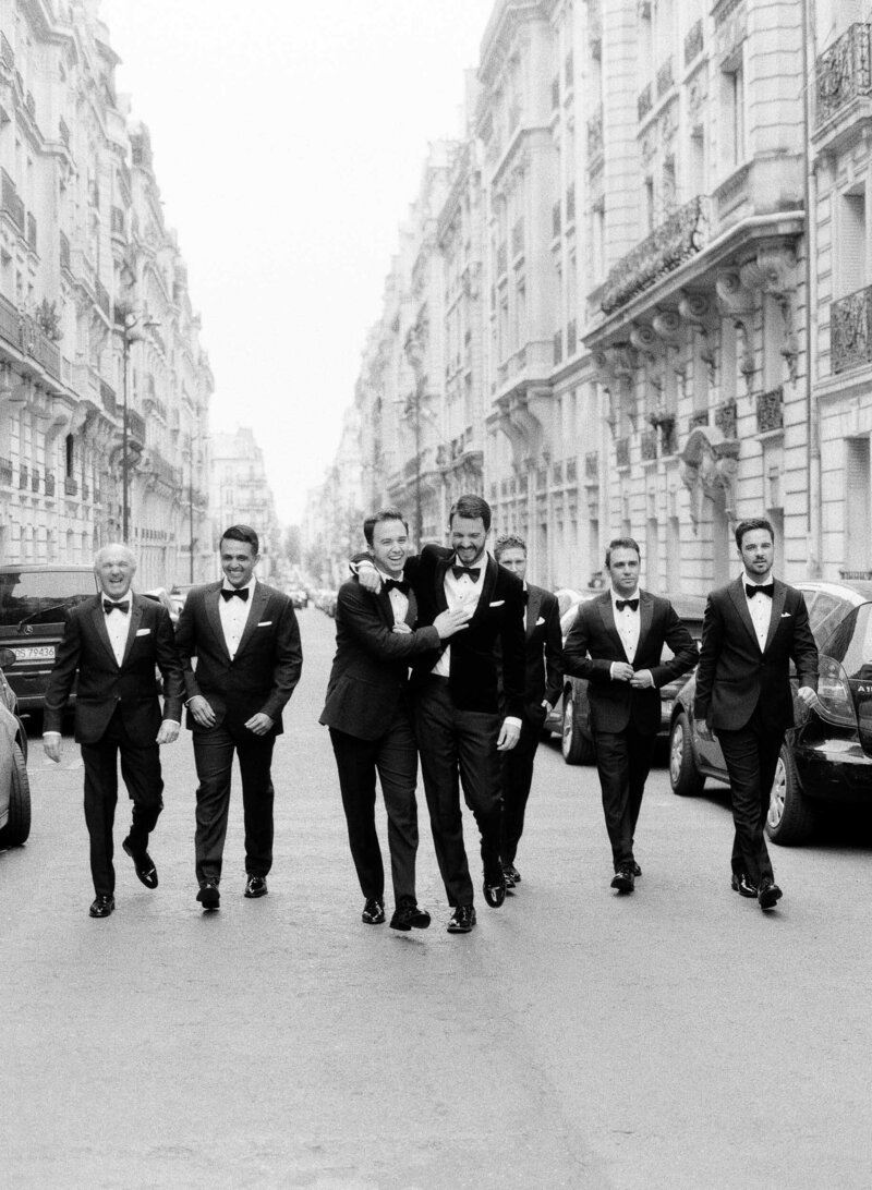 11-Paris-wedding-groomsmen-blacktie-Alexandra-Vonk-photography