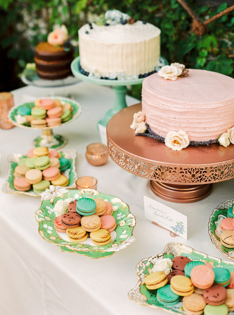 wedding-cake-table-macaroons-Stephanie-Brauer