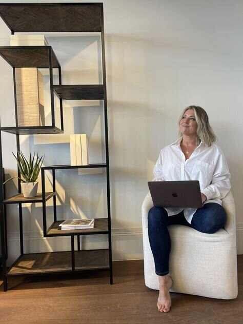 rebecca with laptop in jeans